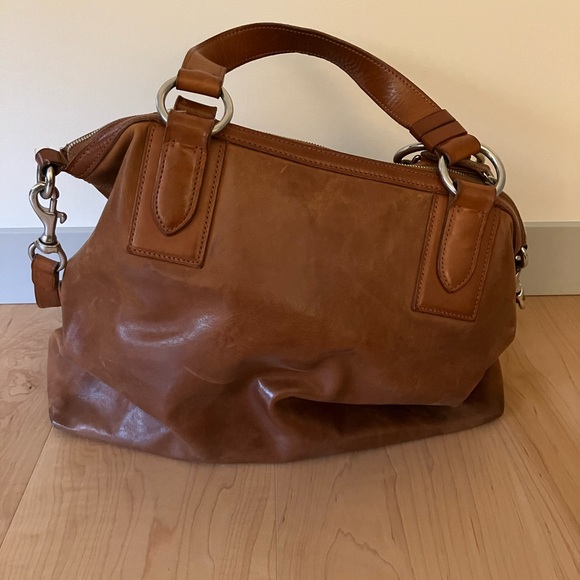 Elegant Tan Leather Handbag - Picture 3 of 6